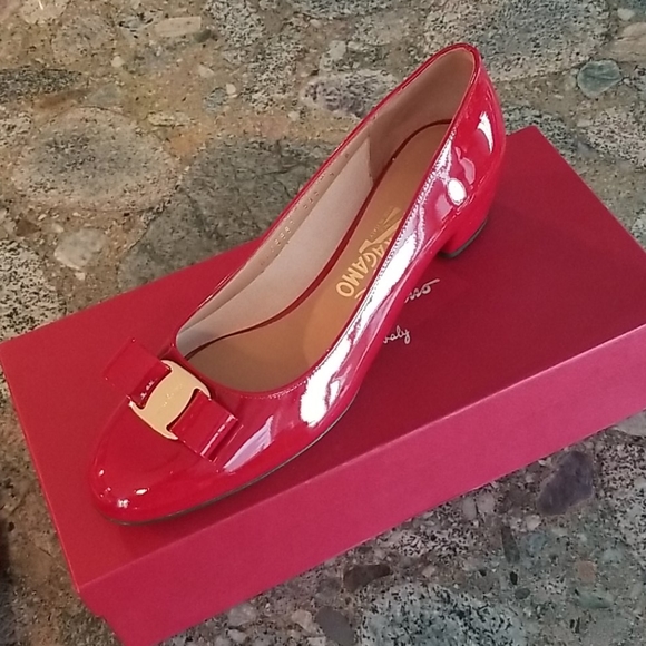 Stunning Red Classic Ferragamo Vara 1 Pump - Picture 2 of 8